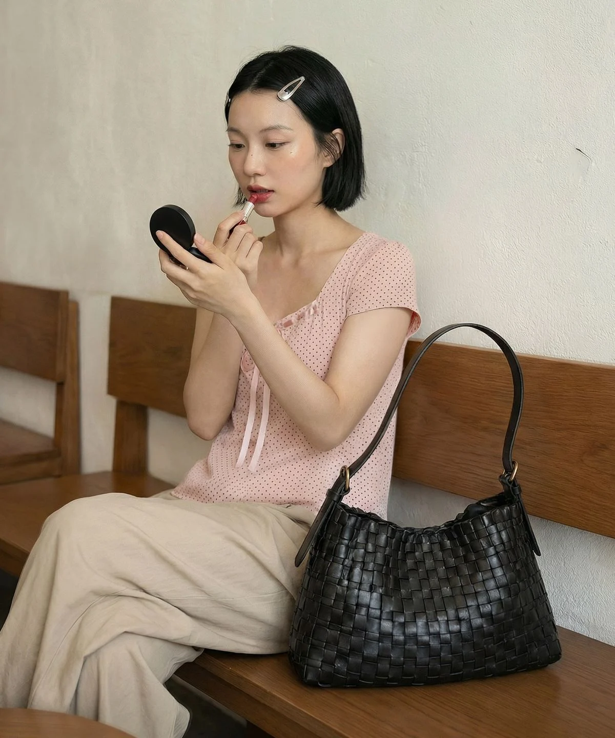 가방 내부에 아이패드와 텀블러 등 소지품이 넉넉하게 들어가 있는 모습과 어깨에 멨을 때 자연스럽게 처지는 핏
