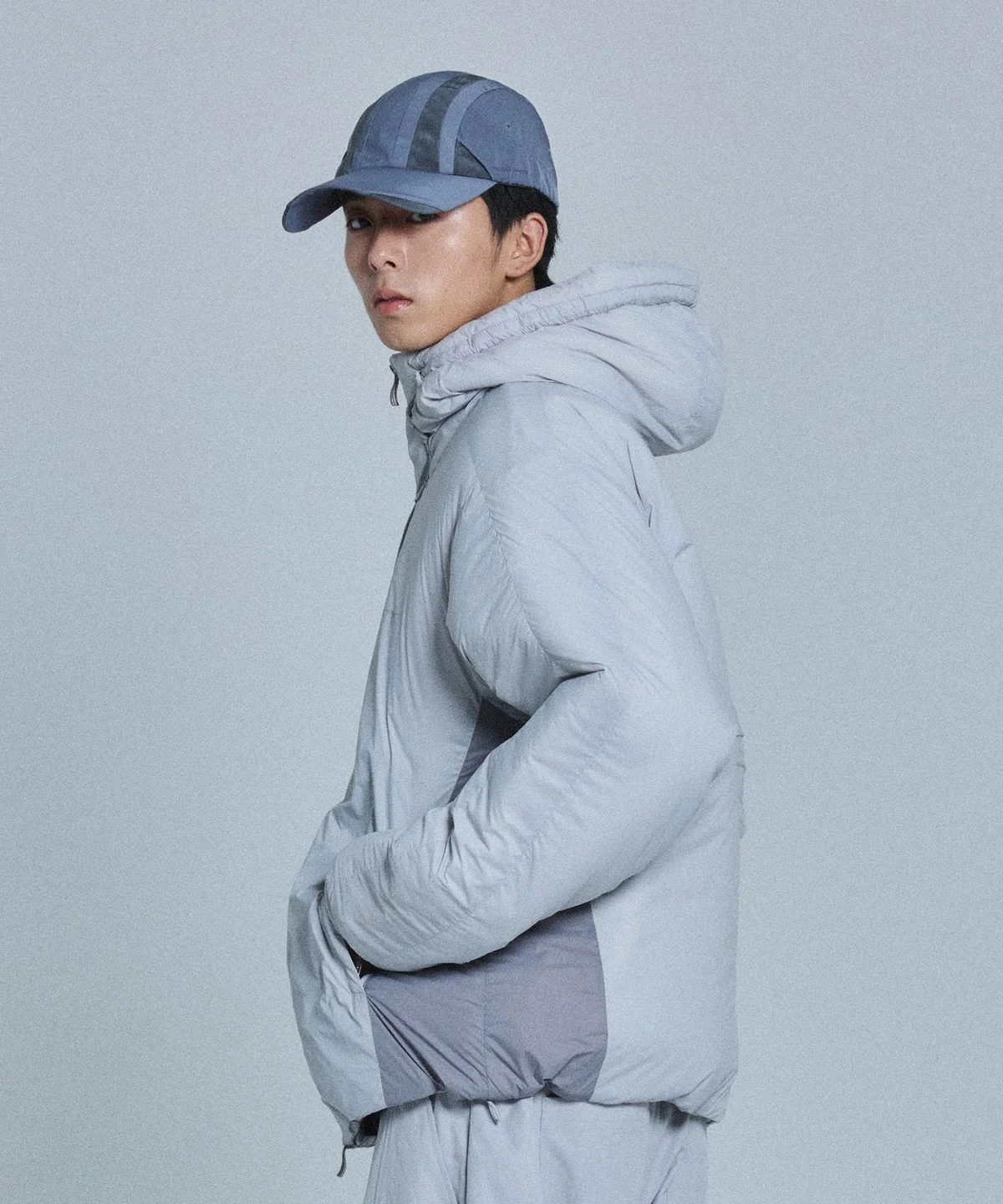 그레이 컬러의 패딩 자켓을 슬랙스와 매치하여 깔끔한 데일리룩을 연출한 전신 거울 셀카