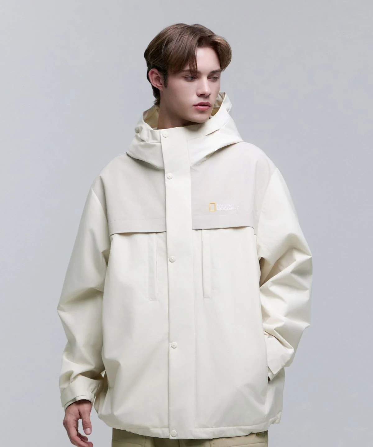 점퍼 후드의 스트링을 조절하며 기능적인 디테일을 확인하는 모습