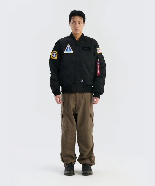 지퍼를 끝까지 올린 모습과 소매 시보리의 쫀쫀함을 보여주는 샷