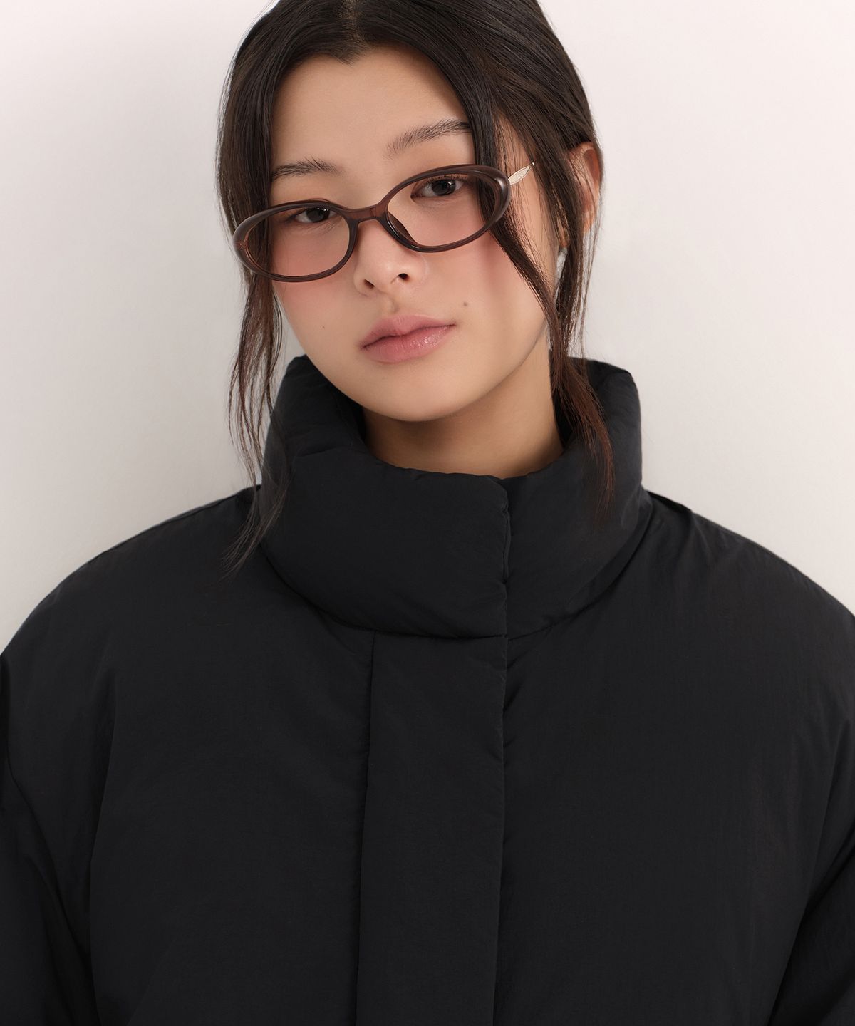 재킷의 하이 넥 부분을 끝까지 지퍼로 올린 뒤 턱 끝까지 따뜻하게 감싸지는 디테일 컷