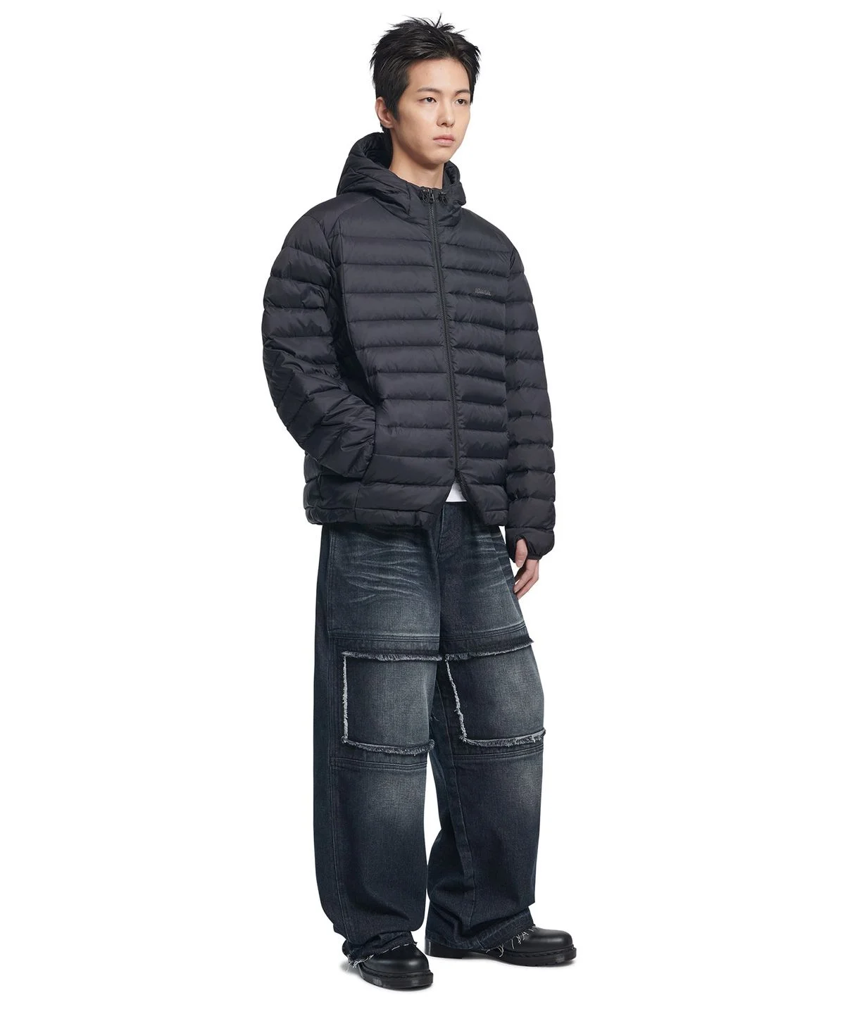 패딩을 입고 야외에서 활동적인 포즈를 취하며 가벼운 무게감을 표현하는 전신 컷
