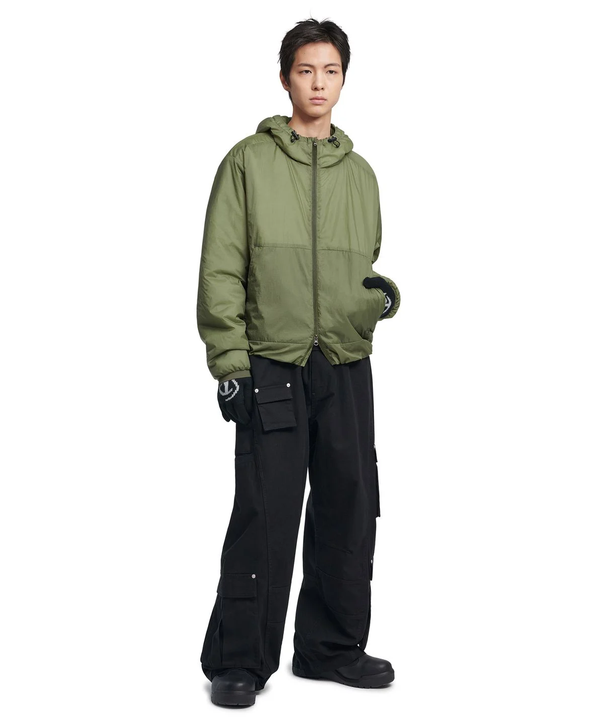 자켓의 전면부와 노매뉴얼 특유의 로고 포인트, 그리고 튼튼해 보이는 지퍼 라인을 근접 촬영한 모습