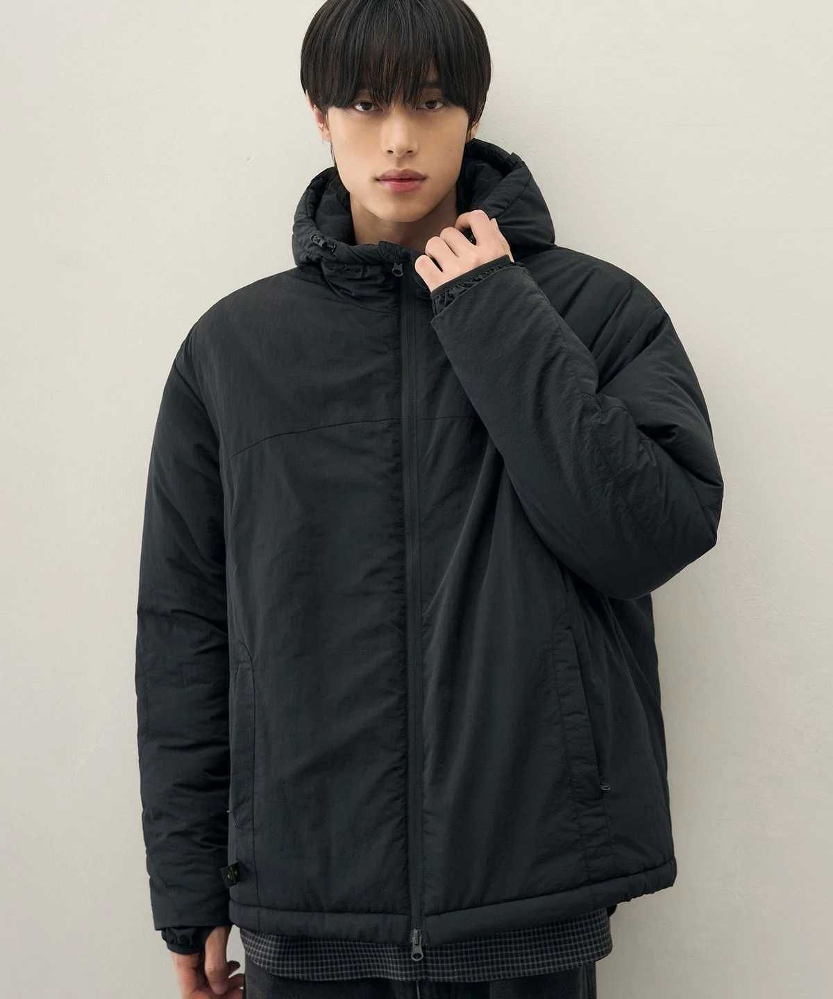 178cm 남성이 슬랙스에 차콜 자켓을 매치해 깔끔하게 코디한 전신 거울 셀카