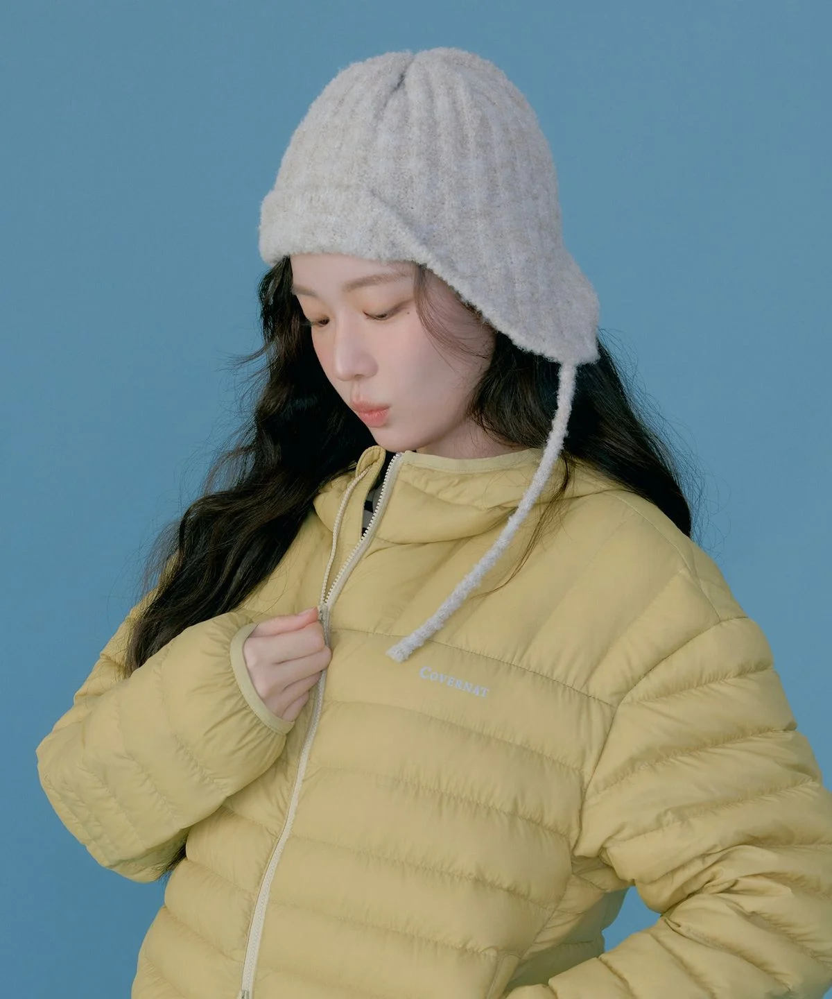 캠핑장 의자에 앉아 패딩 후드를 쓰고 불멍을 즐기고 있는 뒷모습