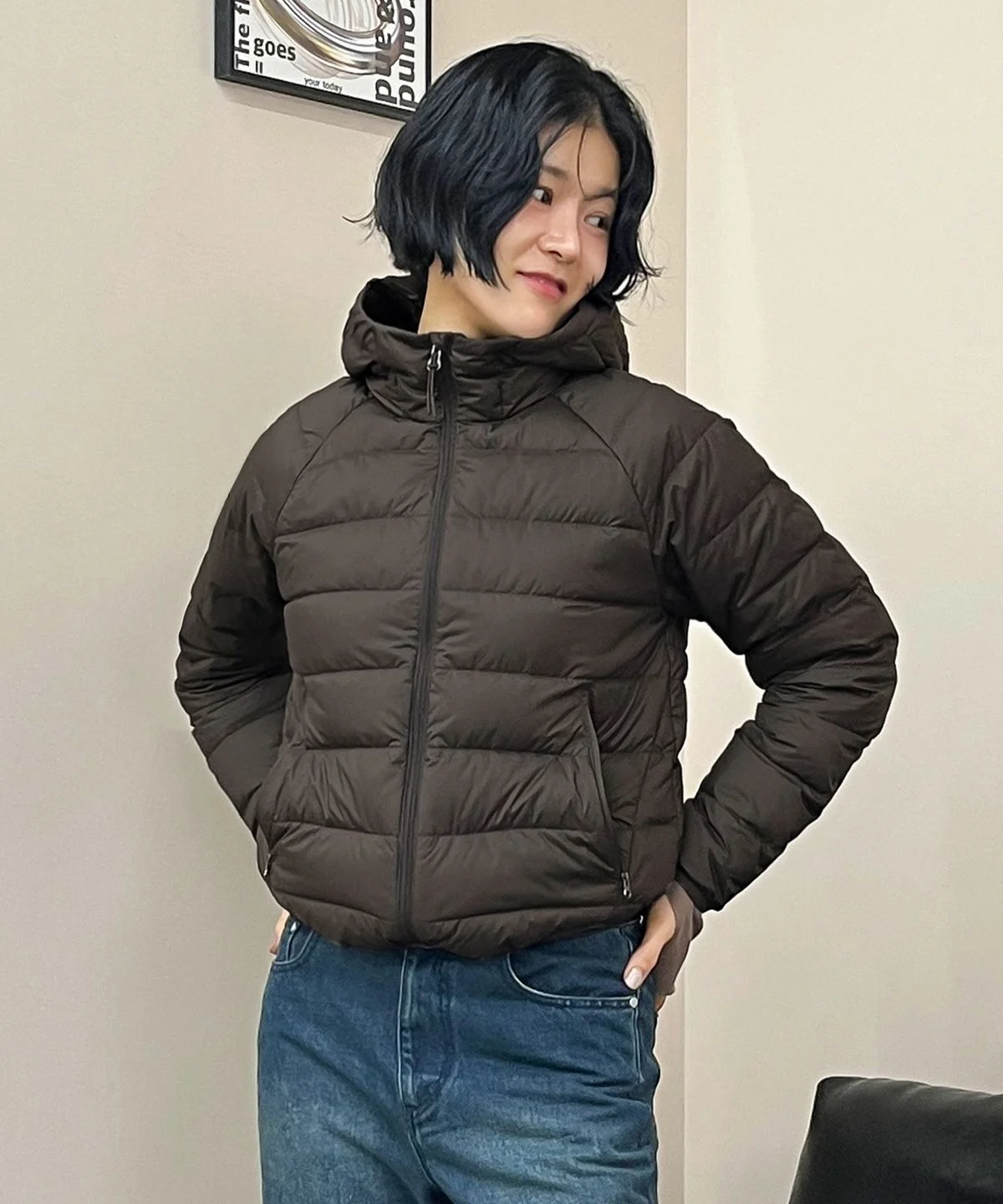 카페 야외 테라스 의자에 패딩을 자연스럽게 걸쳐두고 옆에는 커피 잔이 놓여 있는 감성적인 장면