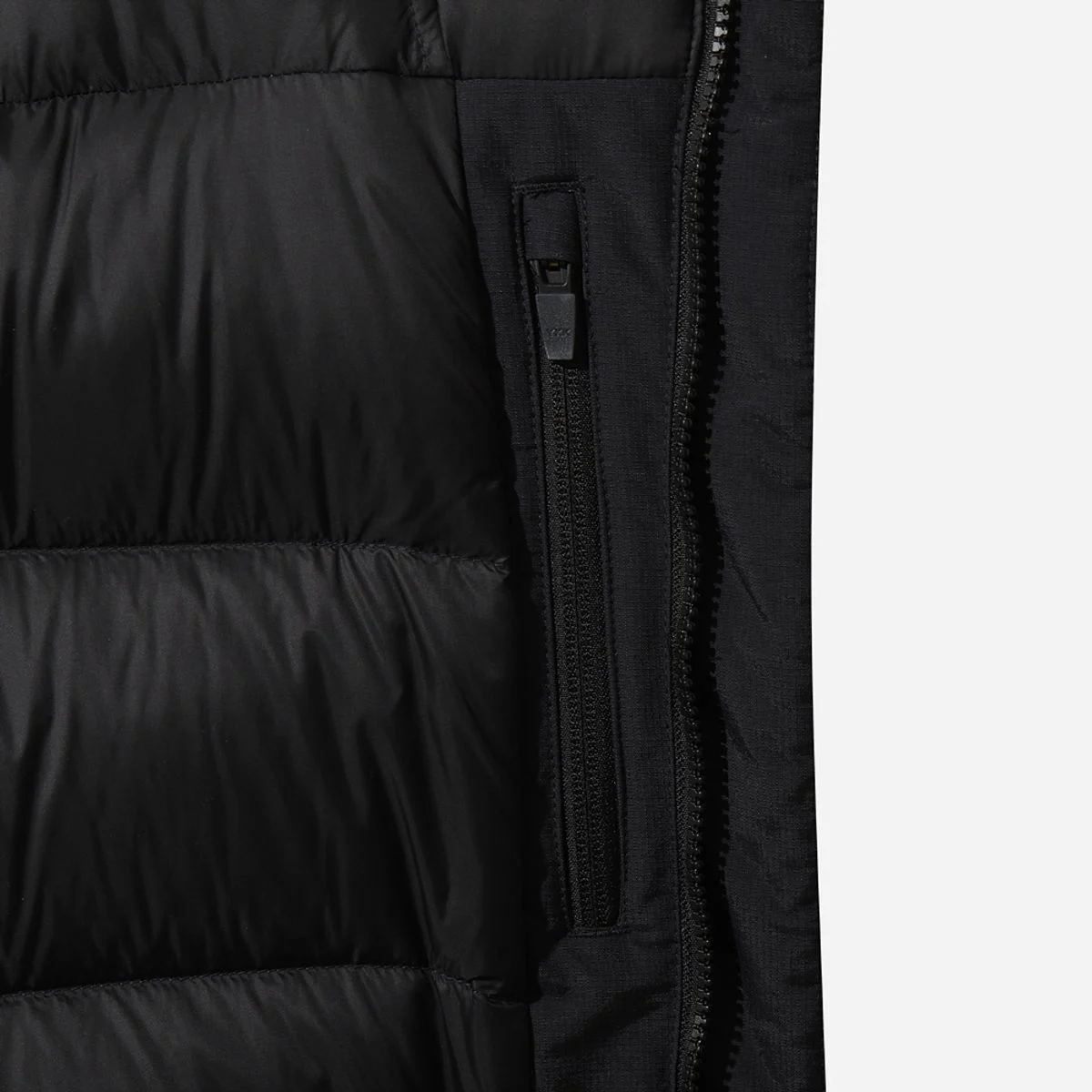 바람이 부는 야외에서 후드를 뒤집어쓰고 지퍼를 끝까지 올려 목을 보호하고 있는 정면 샷