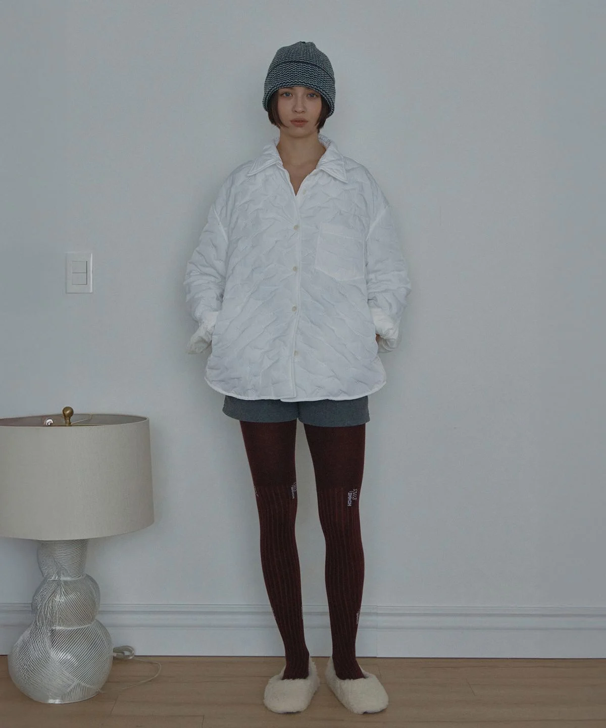 화이트 패딩 셔츠를 입고 거울 앞에서 전신 샷을 찍은 모습