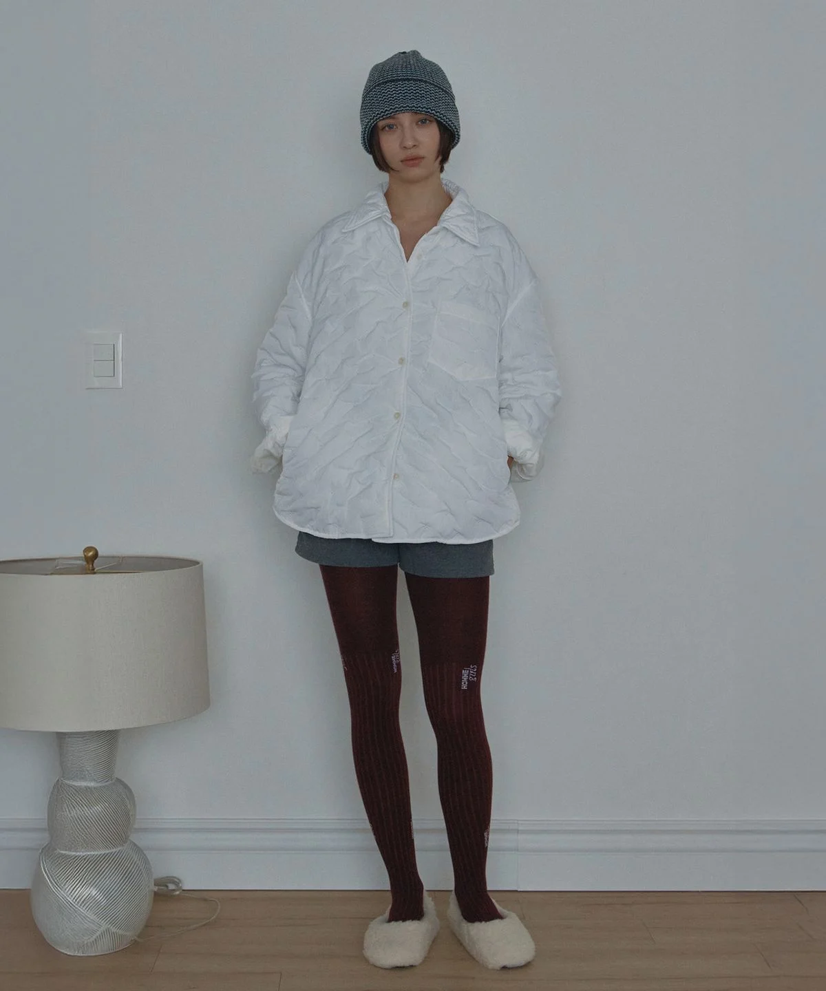 셔츠의 눈꽃 모양 퀼팅 패턴을 가까이서 촬영한 클로즈업 샷