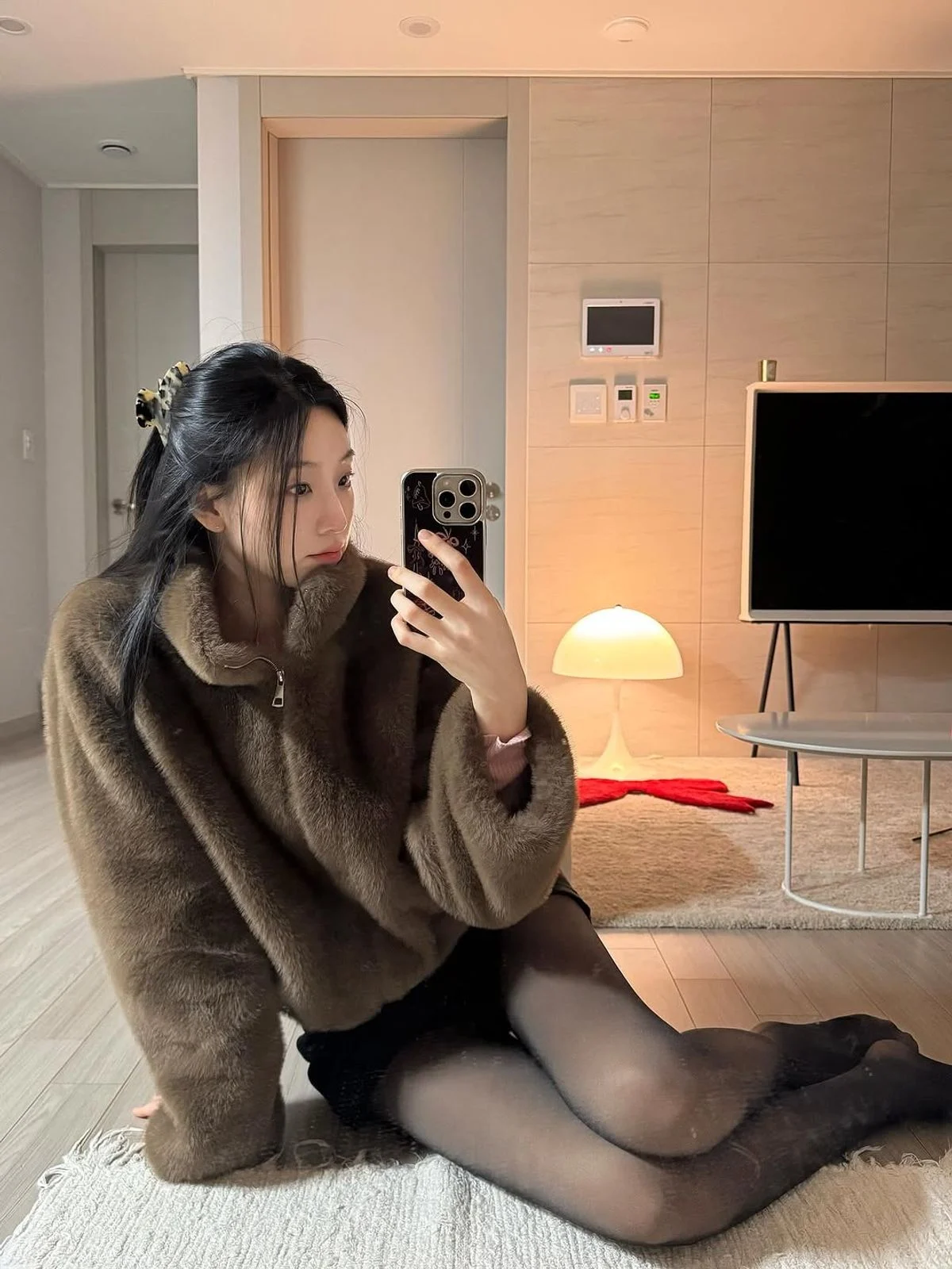 고급스러운 블랙 박스에 담긴 알렉산드르드파리 헤어클립과 보증서가 나열된 모습