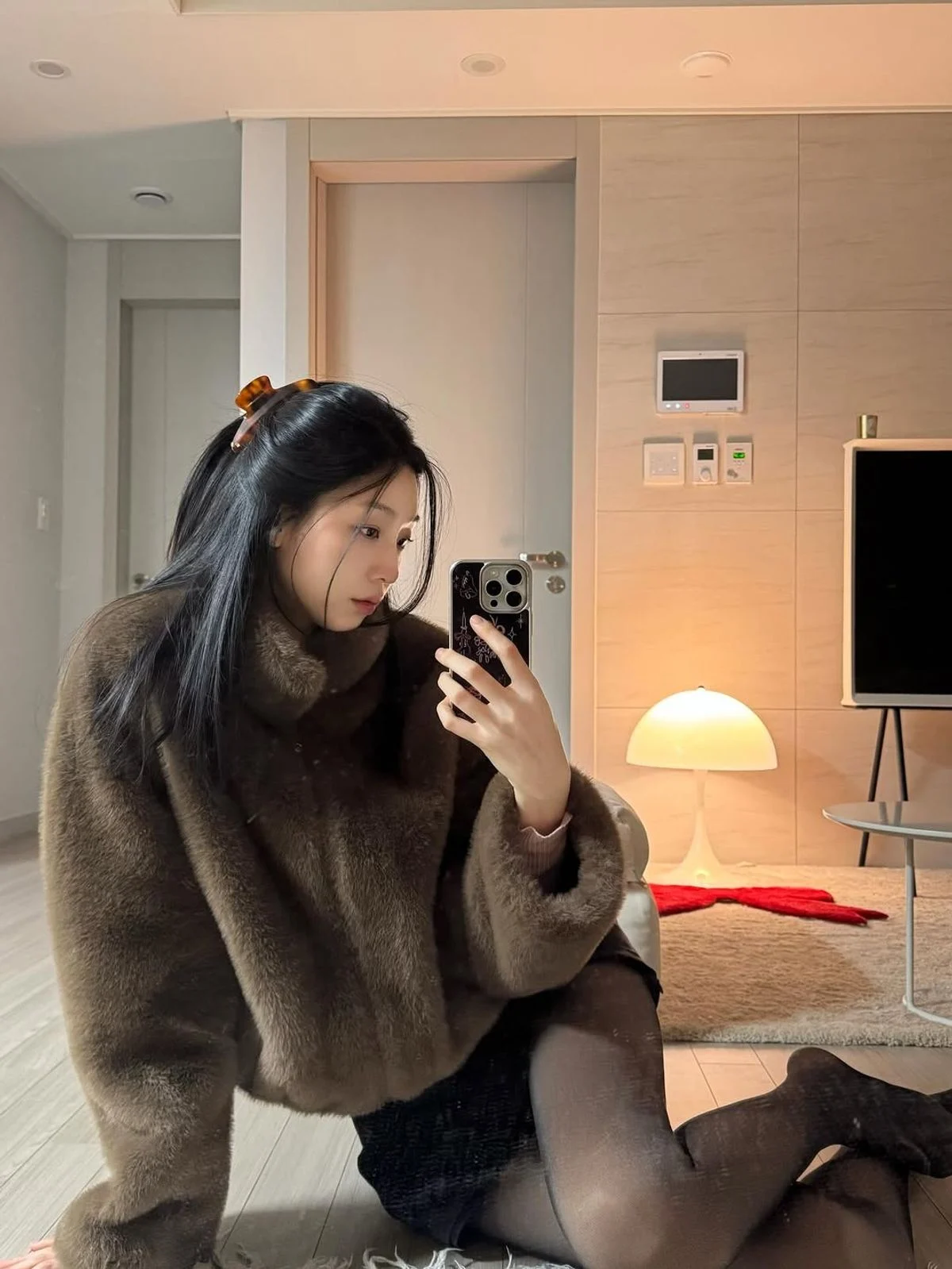 여자친구가 긴 머리를 한 번에 깔끔하게 올림머리로 고정한 뒷모습 디테일 컷