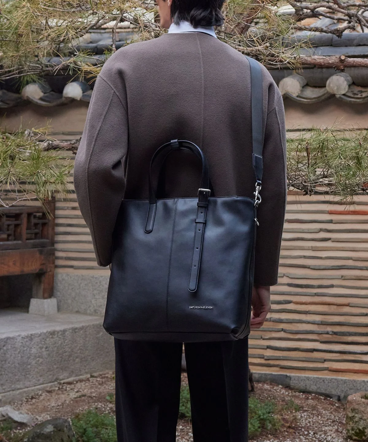 가방 내부에 14인치 맥북과 A4 사이즈 서류 파일들을 층층이 쌓아 넣은 내부 모습