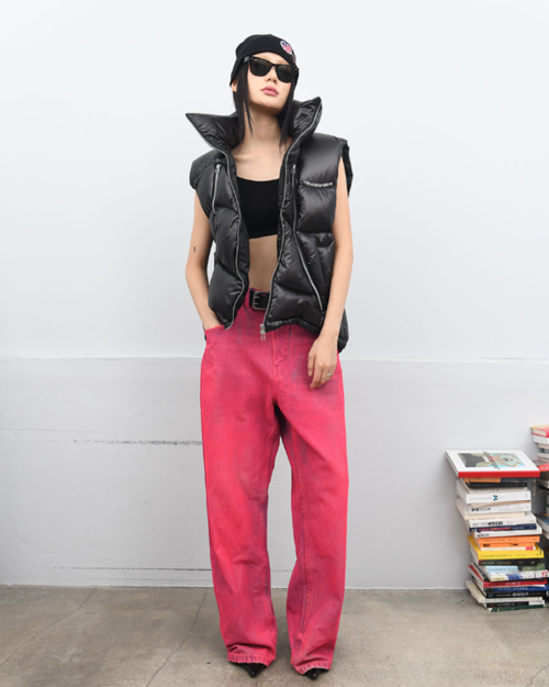 CURVED ZIPPER PUFFER DOWN VEST (GLOSSY BLACK) 곡선 지퍼에 반해 데려온 더뮤지엄비지터 TU23FJVE30BK 패딩 베스트 한  · 상품 이미지 3