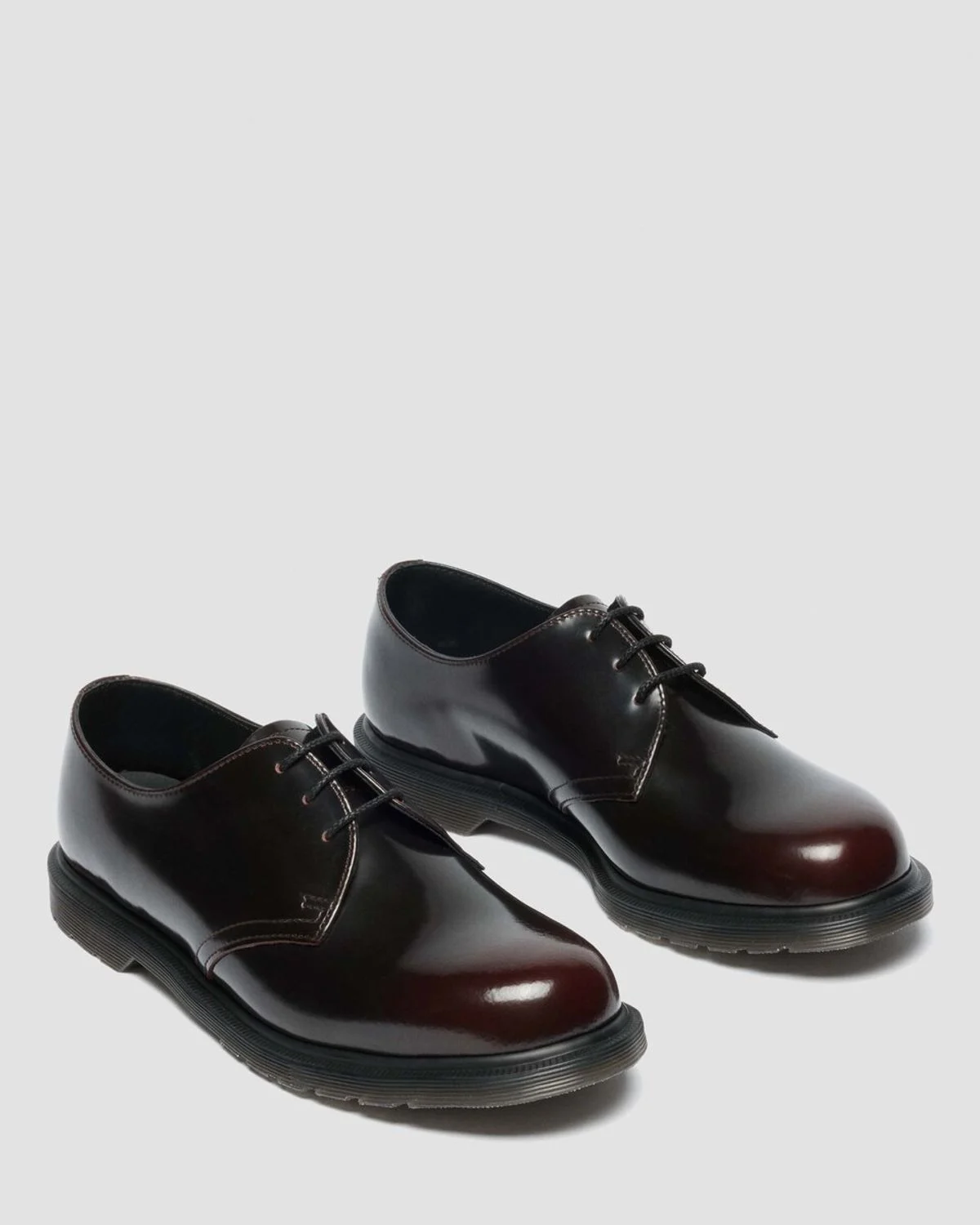 카페 의자에 앉아 다리를 꼬았을 때 살짝 보이는 메이페어의 옆라인과 깔끔한 마감 디테일