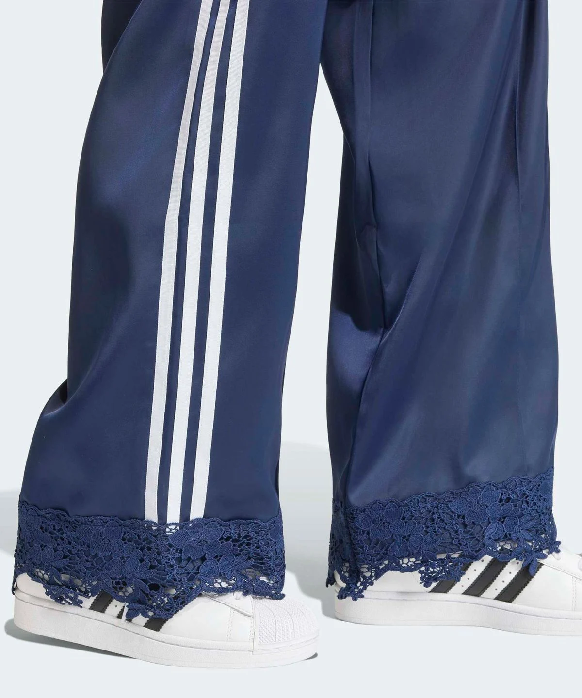 야외 햇빛 아래에서 바지를 입고 걷는 모습, 레이스가 찰랑거리며 우아한 느낌을 주는 장면