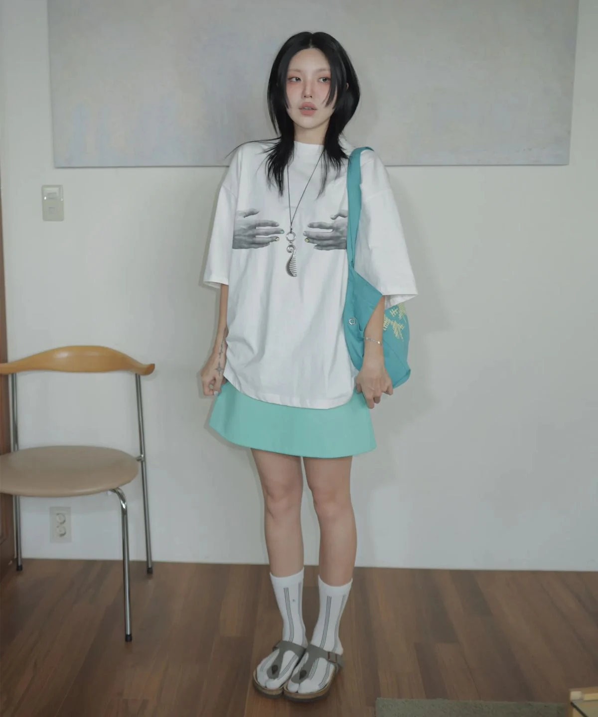 투명한 컵에 쉐이크를 따랐을 때 바삭한 토핑이 가득 올라와 있는 근접 촬영 샷