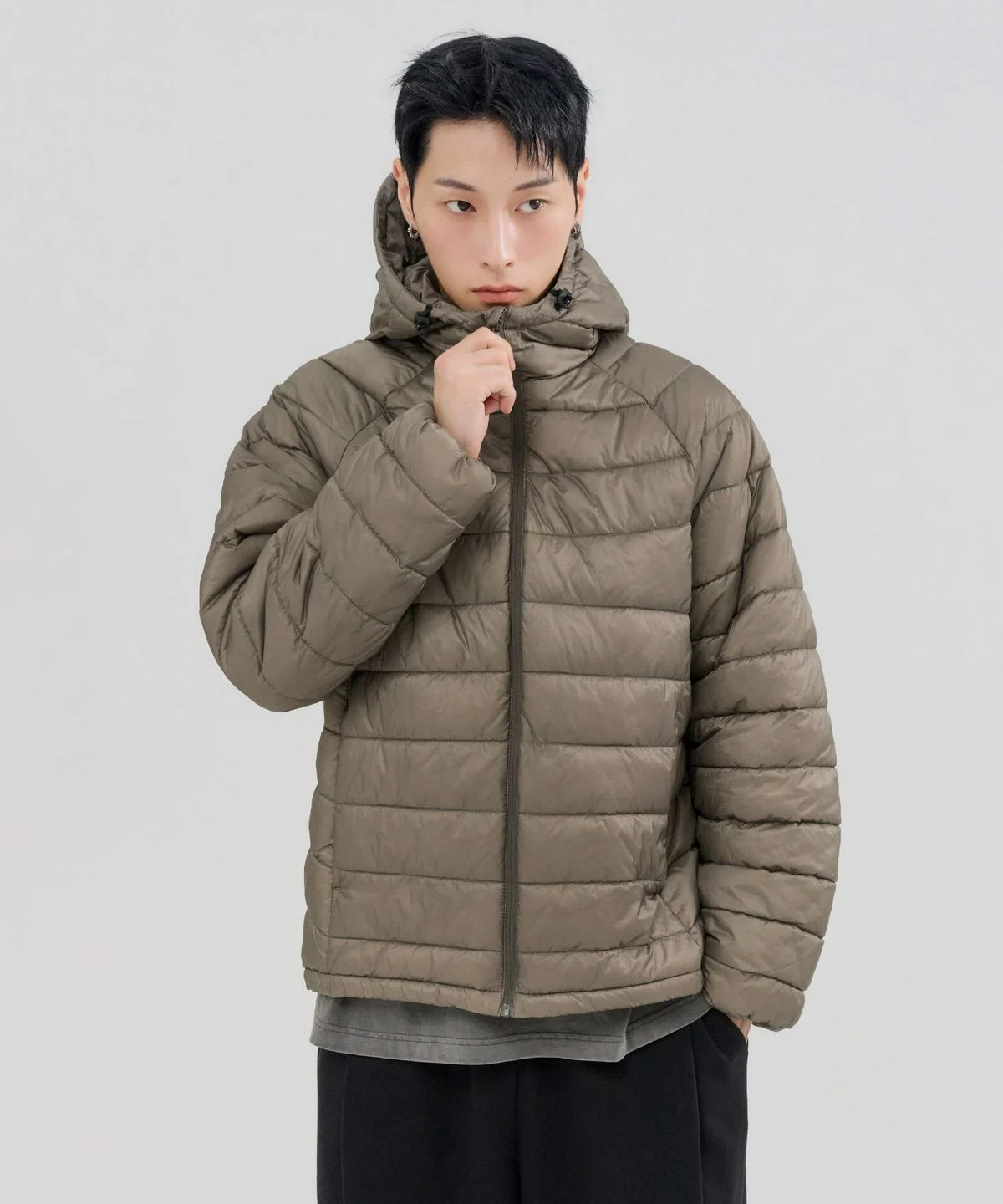 카페 의자에 걸쳐진 네이비 패딩 점퍼와 그 옆에 놓인 가을 느낌 물씬 나는 커피 한 잔