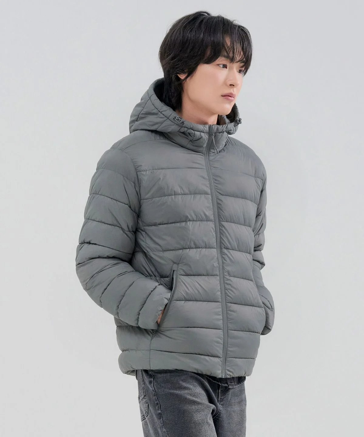 지하철역 플랫폼에서 열차를 기다리며 점퍼 주머니에 손을 넣고 있는 자연스러운 모습
