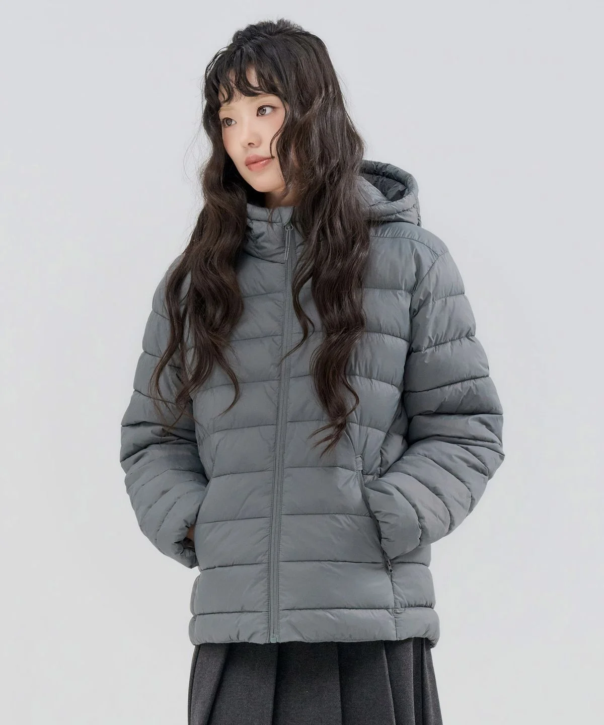 지퍼와 소매 끝단, 그리고 후드 조절 끈의 마감 처리를 클로즈업해서 촬영한 사진